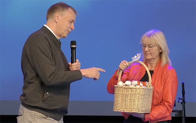 Roland och Britt-Inger Petterson ger oss Kinderägg